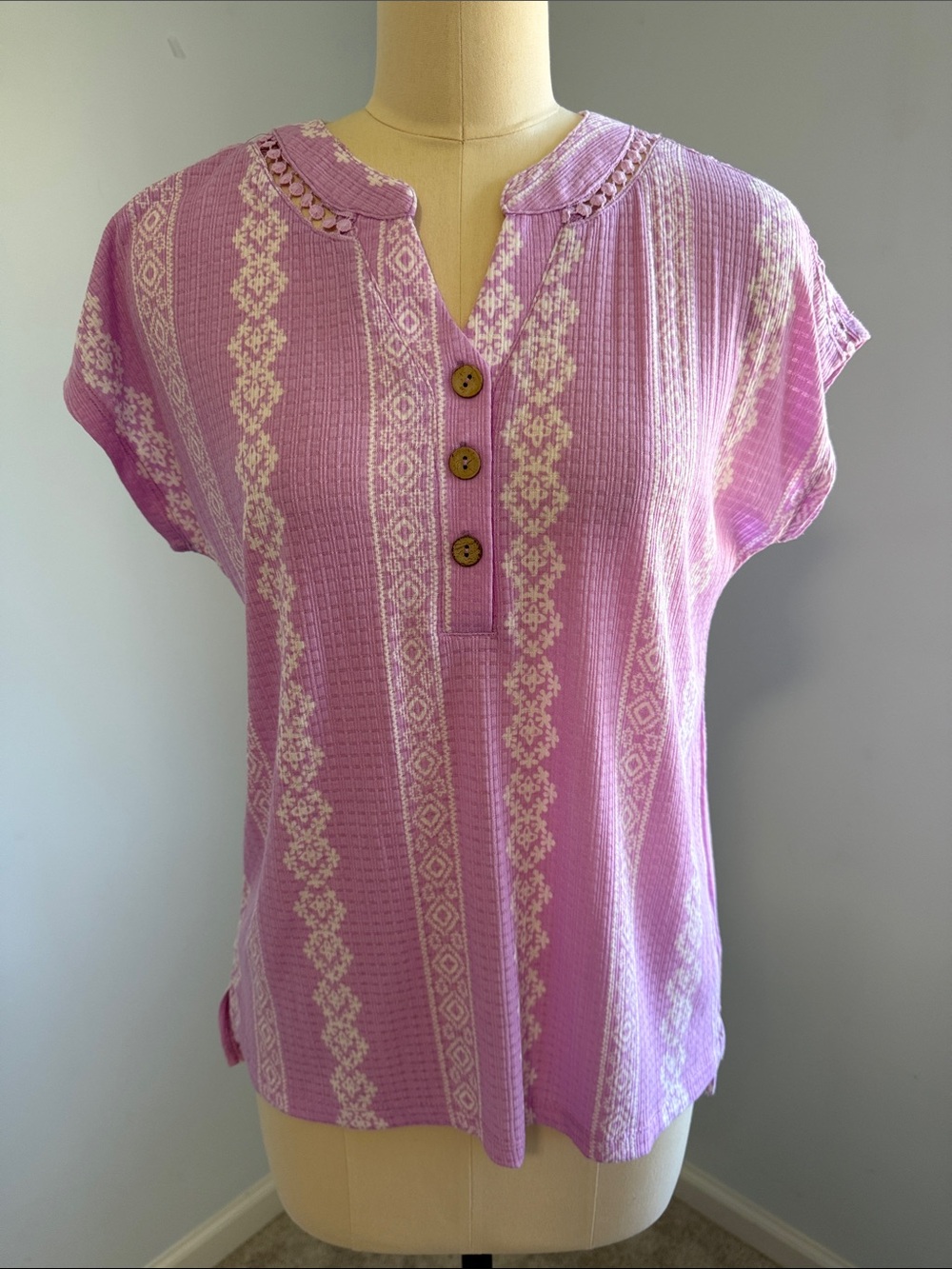 Berkley Jensen Women’s Lavender Short-Sleeve Button Split-Neck Top SZS